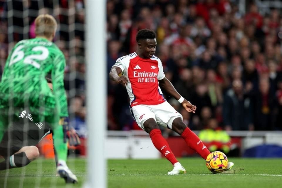 Bukayo Saka abrió el marcador con un gran disparo de zurda.