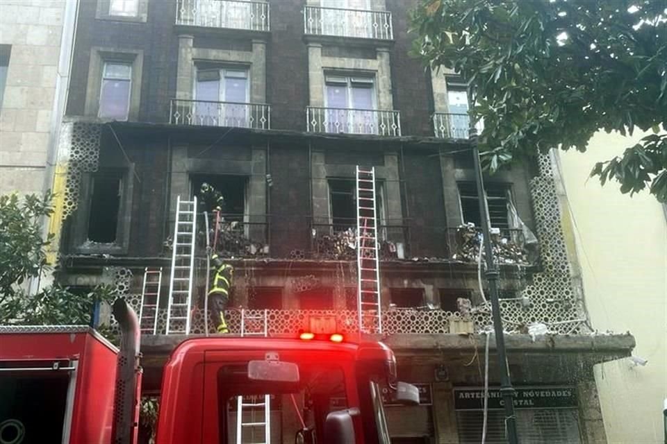 Un incendio se registró en unas bodegas ubicadas en Isabel la Católica y República de Uruguay, en el Centro Histórico.