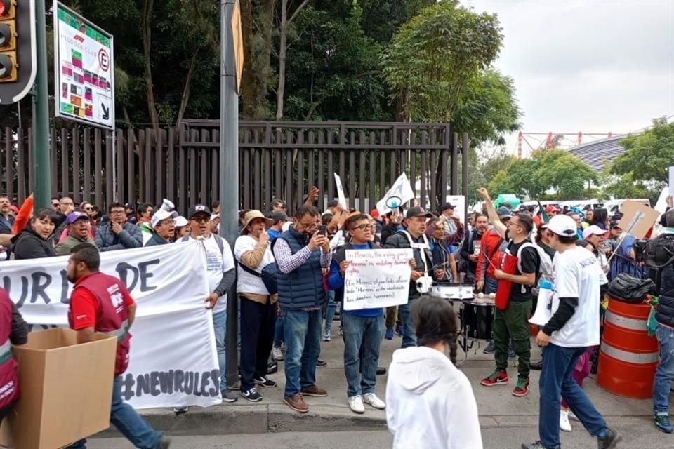 Tras horas de manifestarse en la puerta 6 del Autódromo Hermanos Rodríguez, ahora trabajadores del PJF se trasladaron a la entrada que lleva al Paddock Club del GP de la F1.