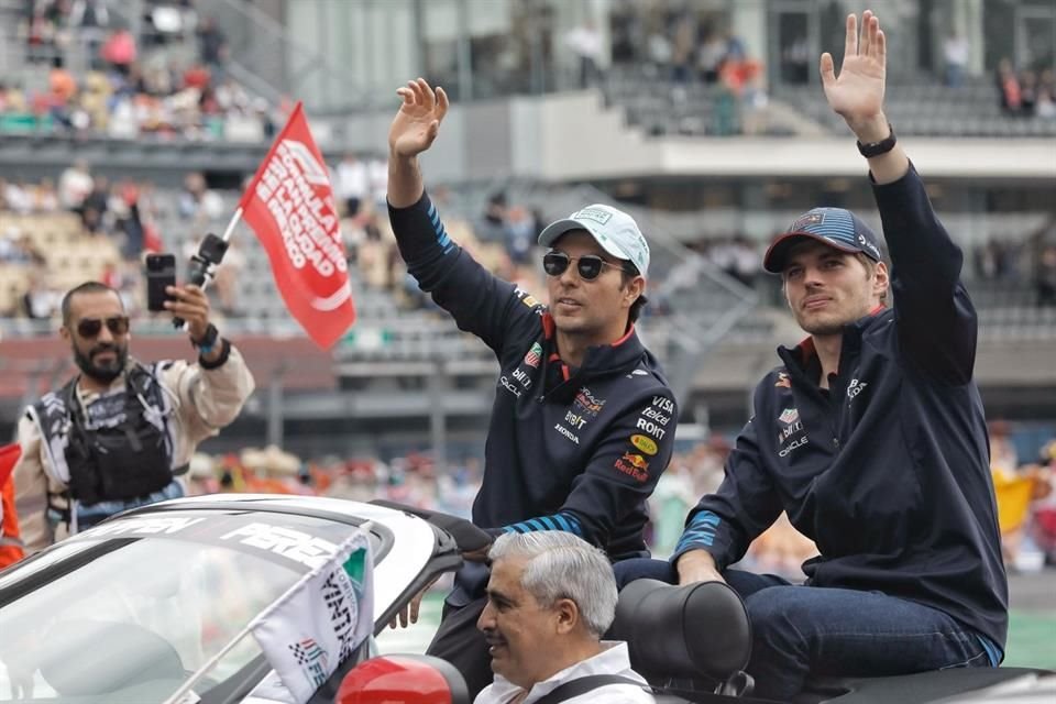 Sergio Pérez y Max Verstappen durante el desfiile.