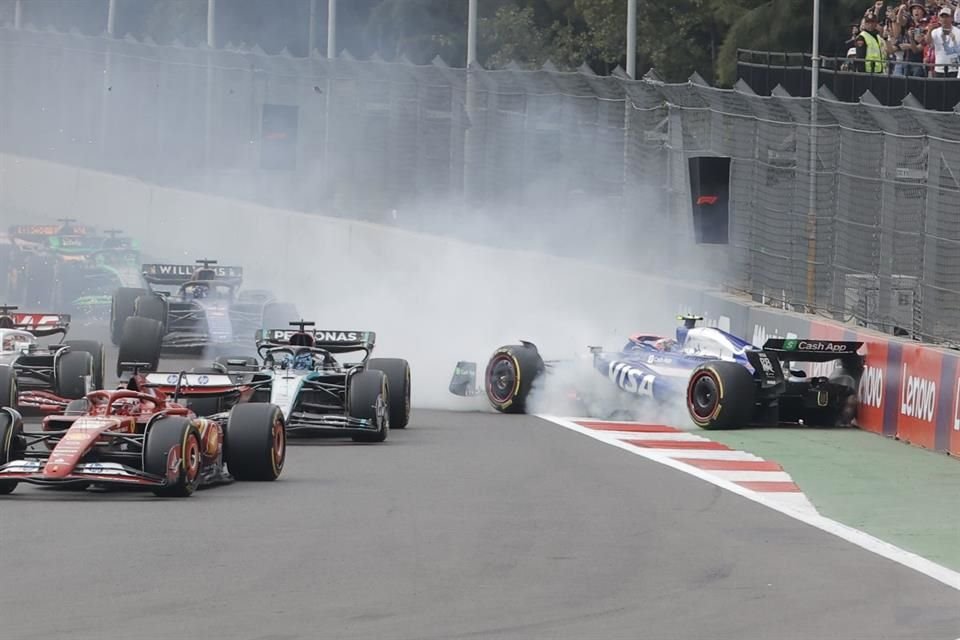 Yuki Tsunoda sacó la peor parte con la colisión en la arrancada.