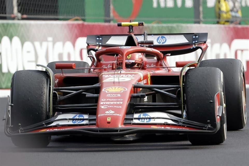 Carlos Sainz dominó de principio a fin la carrera para darle a Ferrari su segundo triunfo consecutivo.