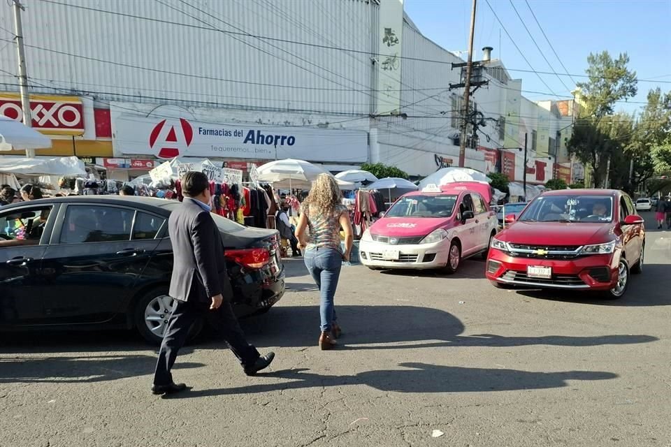 DESORDEN. En la esquina de Pasteur y Lucio, con comercio en las banquetas y caos total sobre el arroyo vehicular.