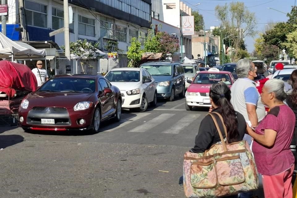 Al menos seis personas se dedican a apartar los lugares para cobrar a quienes los ocupan.