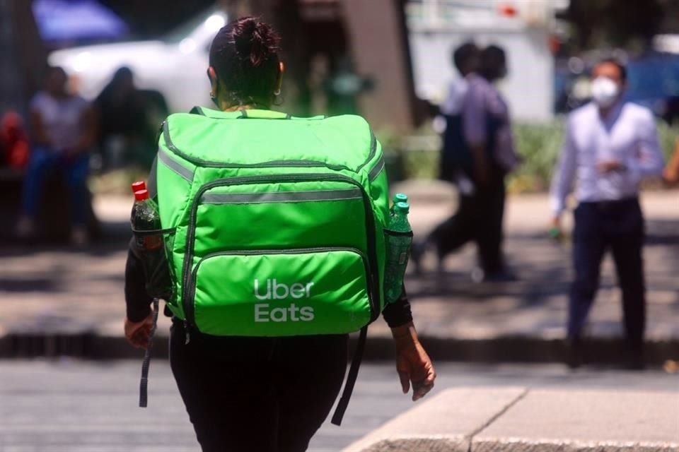 El plan de seguridad social es un reto porque los trabajadores de aplicaciones suelen laborar para más de una empresa y en un horario discontinuo.