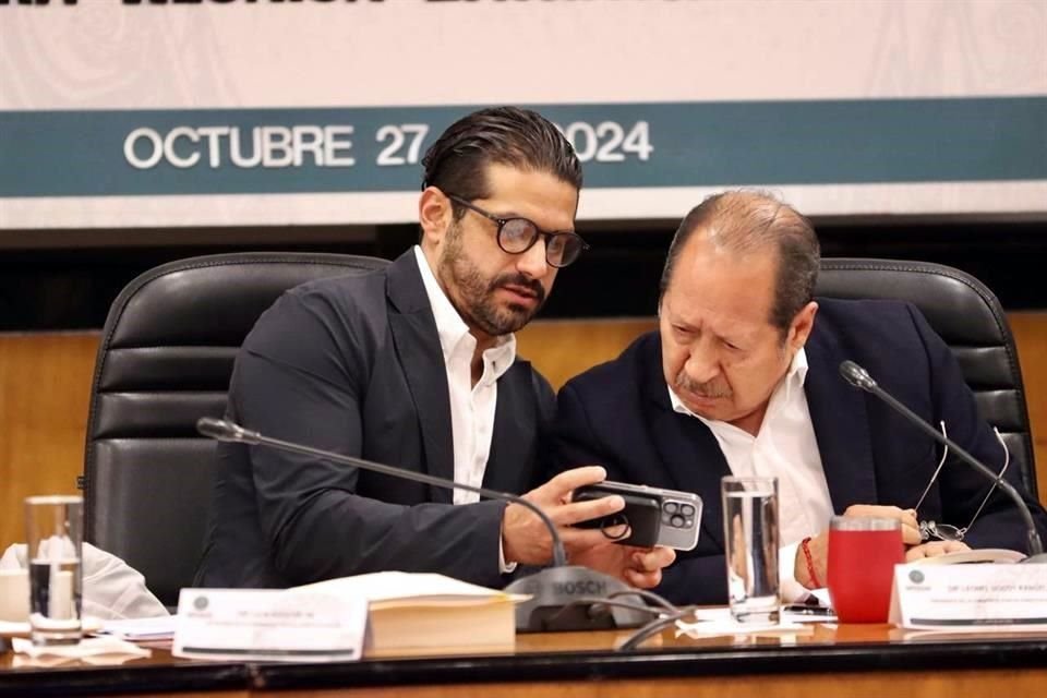 Los diputados morenistas Mario Miguel Carrillo y Leonel Godoy, durante la instalación de la Comisión de Puntos Constitucionales.