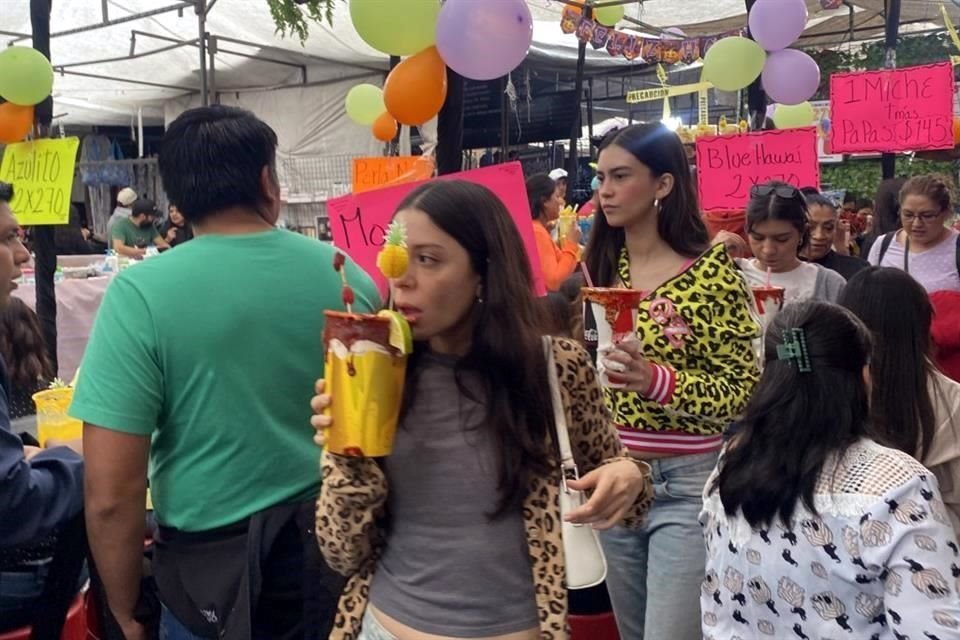 Los clientes, incluso, hacían fila en espera de la cerveza, en presentaciones de .5 a 5 litros. 