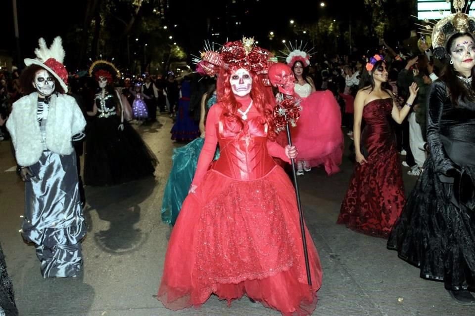 El Paseo de la Reforma fue invadido por miles de personas vestidas de catrinas y catrines.