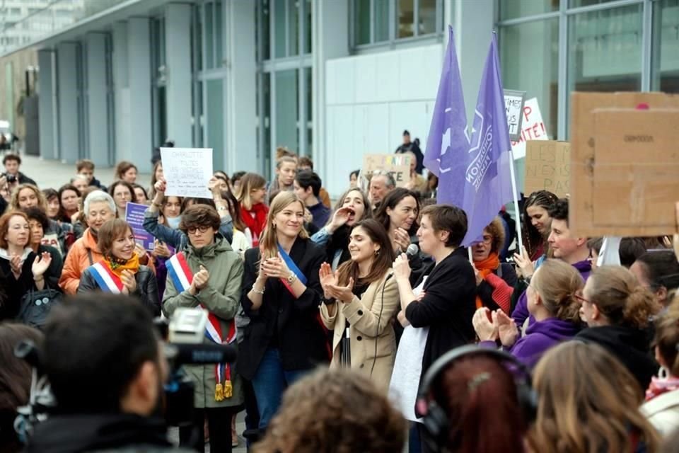 Cerca de 100 personas, en su mayoría mujeres, se manifestaron frente a la corte, este lunes.