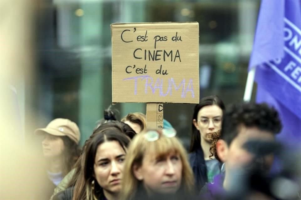 Las protestas de mujeres se escucharon afuera de los tribunales franceses.