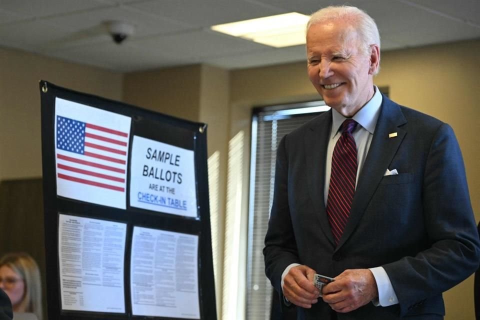 El Presidente de Estados Unidos, Joe Biden, hace fila en un centro de votación en Delaware, el 28 de octubre.