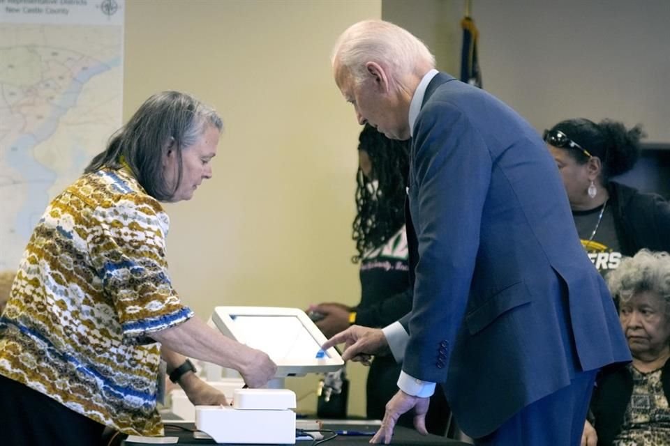 Biden esperó en la fila durante unos 40 minutos antes de emitir su voto.