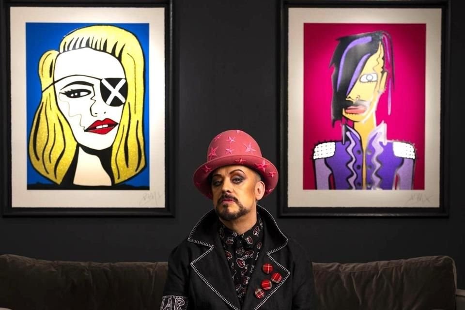 En las paredes de esta exhibición cuelgan pinturas con retratos de artistas como David Bowie, Veronica Green (de Drag Race UK), Prince y Madonna.