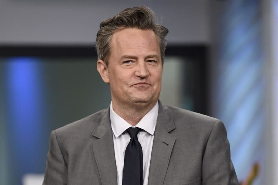 A un año exacto de su muerte, la familia de Matthew Perry, incluyendo su mamá, habla sobre las adicciones del actor y su personalidad solitaria.