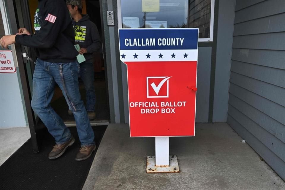 Una caja para dejar boletas de votación en en condado de Clallam en Fork, Washington, el 15 de octubre del 2024.