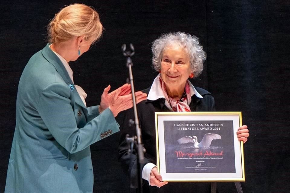 Margaret Atwood recibió en Copenhague el Premio de Literatura Hans Christian Andersen.