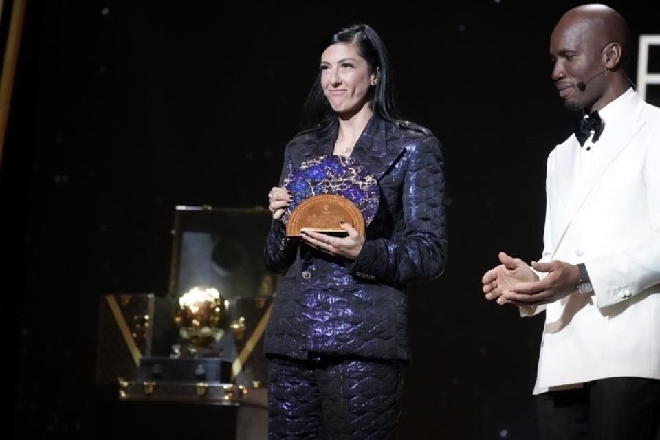 Jenni Hermoso, de Tigres Femenil, fue galardonada con el Premio Sócrates en la ceremonia del Balón de Oro.