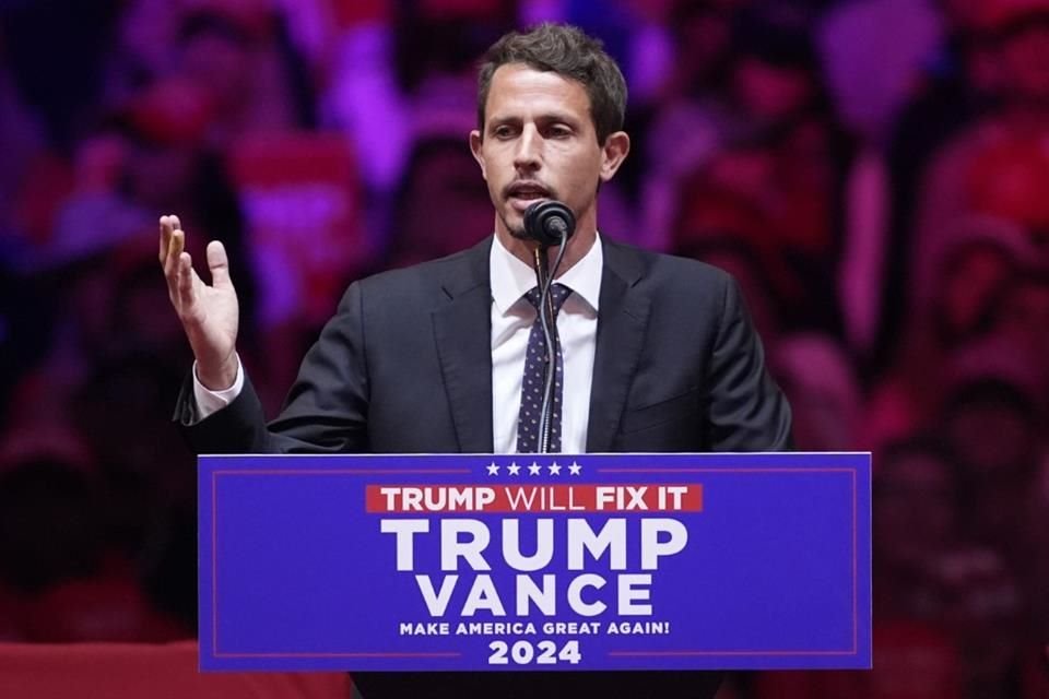 El comediante Tony Hinchcliffe habla en un evento de campaña del candidato presidencial republicano Donald Trump, en el Madison Square Garden, el 27 de octubre de 2024.