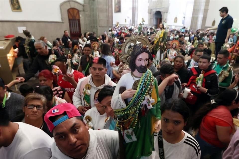 Miles de feligreses se dieron cita en la iglesia de San Hipólito desde las primeras horas de la mañana.