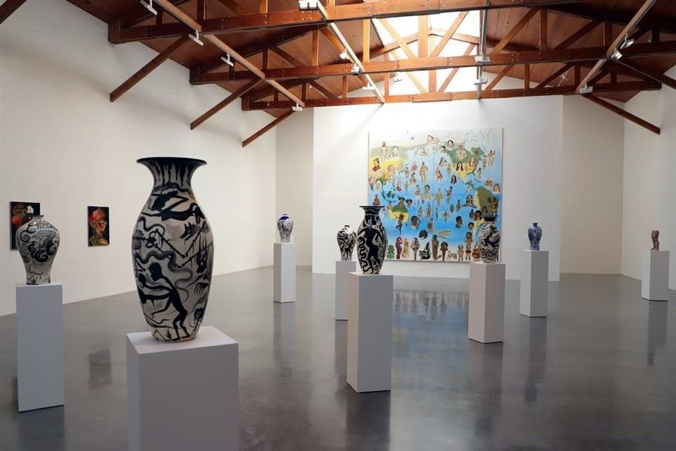 Cerámicas y un mural de 4 por 4 metros forman parte de la exposición 'Tupi or not tupi' de Dr. Lakra en la galería Kurimanzutto.