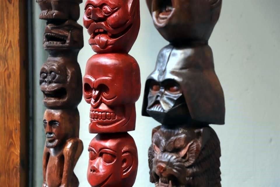 La muestra exhibe, entre otras obras, pequeños tótems en los que se amalgaman estéticas tanto africanas como asiáticas y americanas.