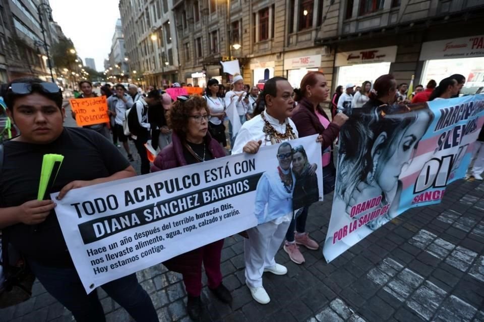 Los manifestantes afirmaron que son parte de la comunidad LGBT+ y exigieron detener la violencia.