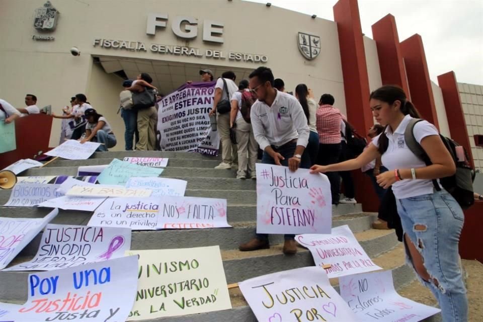 Con lonas y pancartas, estudiantes y docentes de la Universidad Juárez Autónoma de Tabasco (UJAT), salieron a las calles de Villahermosa para marchar desde la división central de la universidad hasta las instalaciones de la FGE.