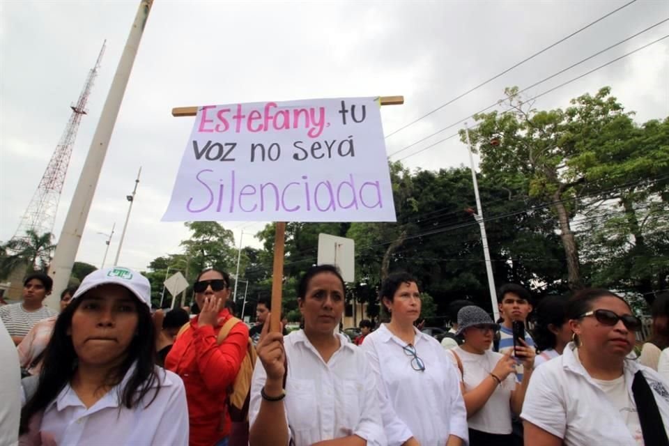 Estudiantes y maestros de UJAT marcharon para exigir justicia por el asesinato de Estefany Álvarez García.