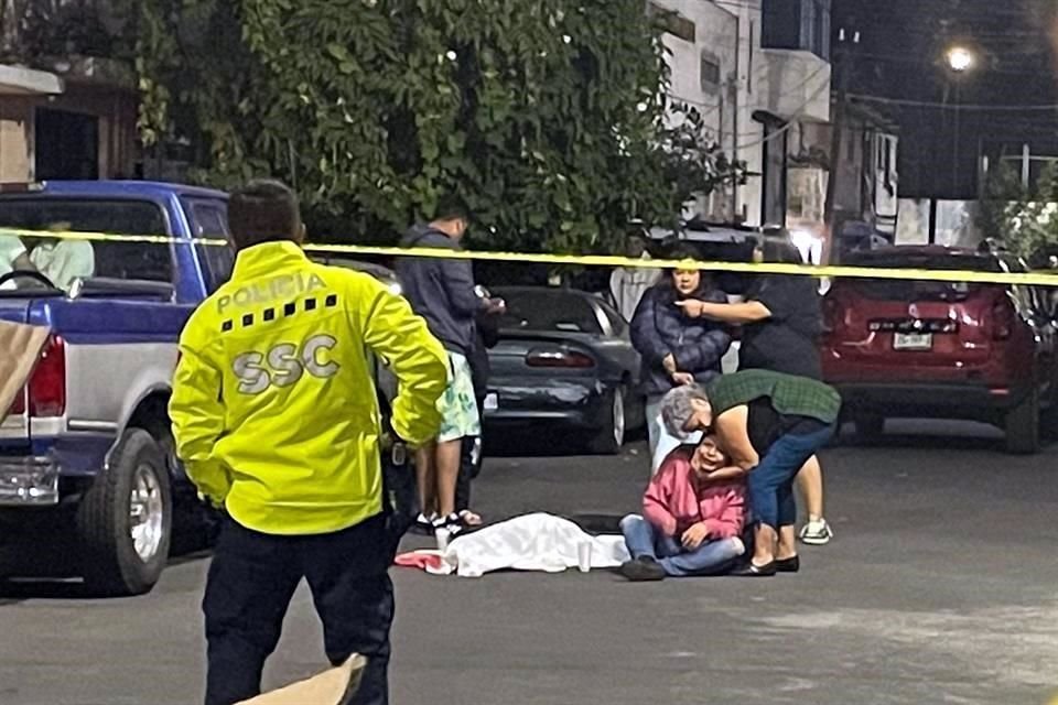 Policías acordonaron la zona donde ocurrieron los hechos para que peritos de la Fiscalía trabajaran.