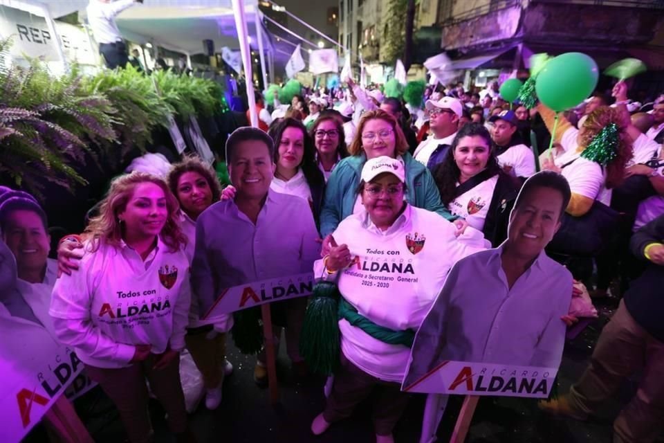 Trabajadores petroleros festejan esta noche el triunfo de Ricardo Aldana en elección del gremio.