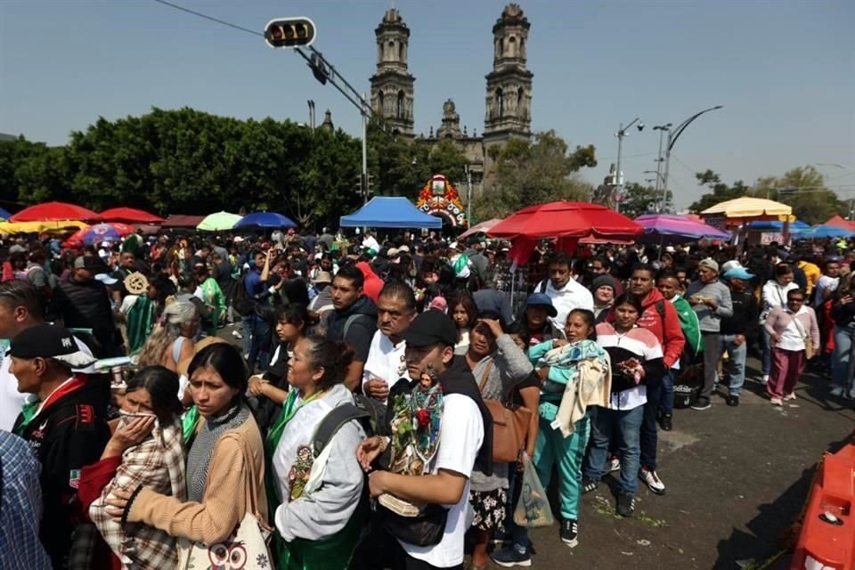 Miles de personas hicieron fila para ingresar al templo.