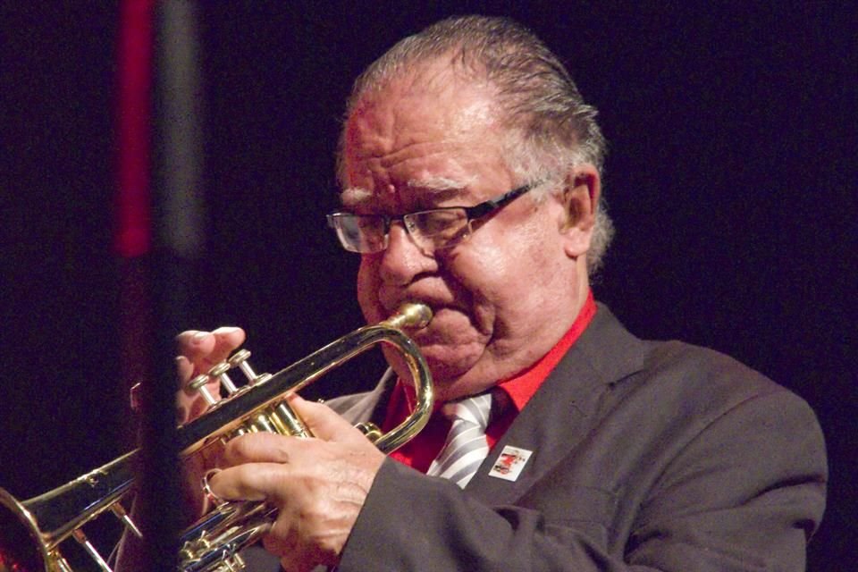 El trompetista Manuel 'Guajiro' Mirabal de Buena Vista Social Club murió a los 91 años, informó el Instituto Cubano de la Música.