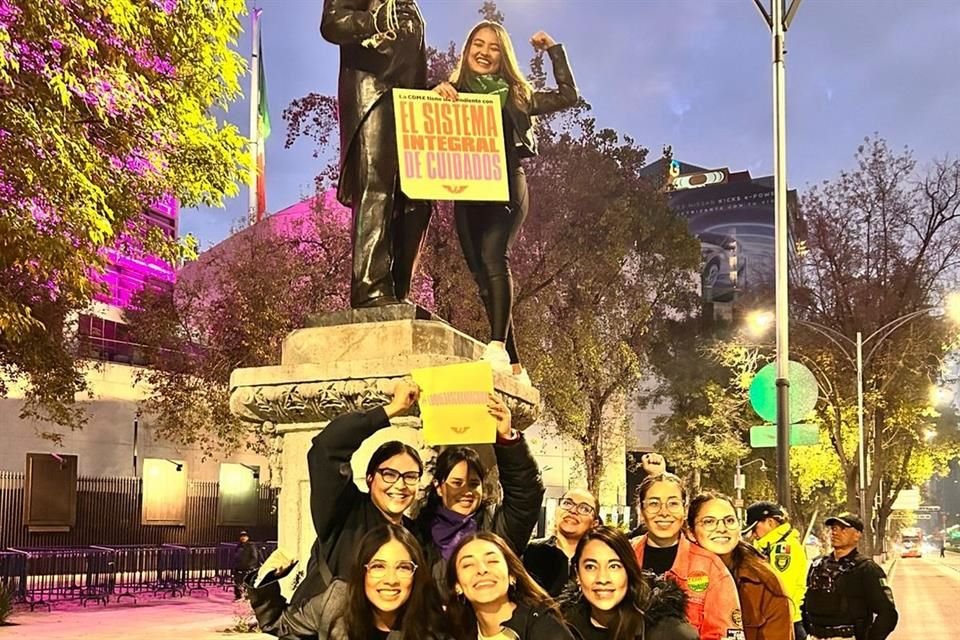 A lo largo de Paseo de la Reforma, Plaza San Carlos y Plaza Xicoténcatl, las emecistas vistieron a las estatuas de hombres históricos con artículos de limpieza.