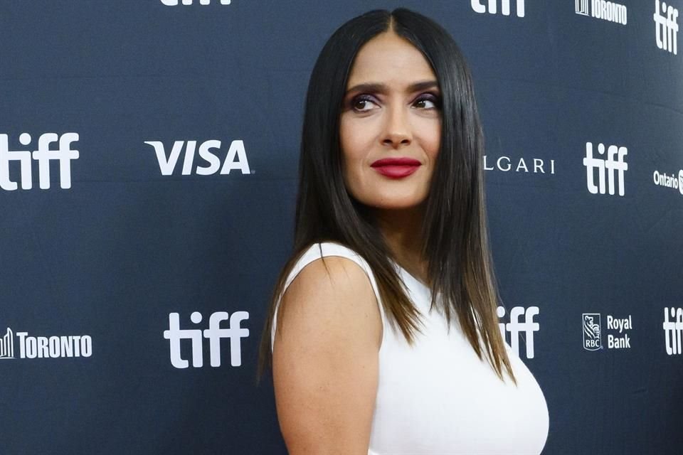 Salma Hayek será reconocida con el el Innovator Award for Entertainment & Altruism de la revista Wall Street Journal.