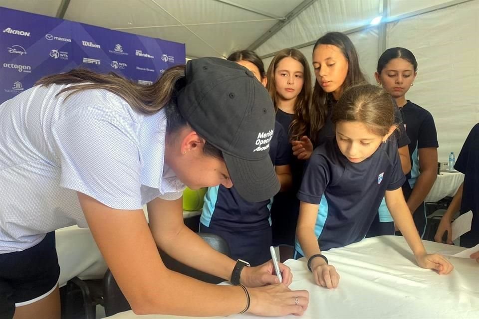 María Elena Rojas Loaiza pretende que la pequeñas se interesen en seguir dentro del tenis.