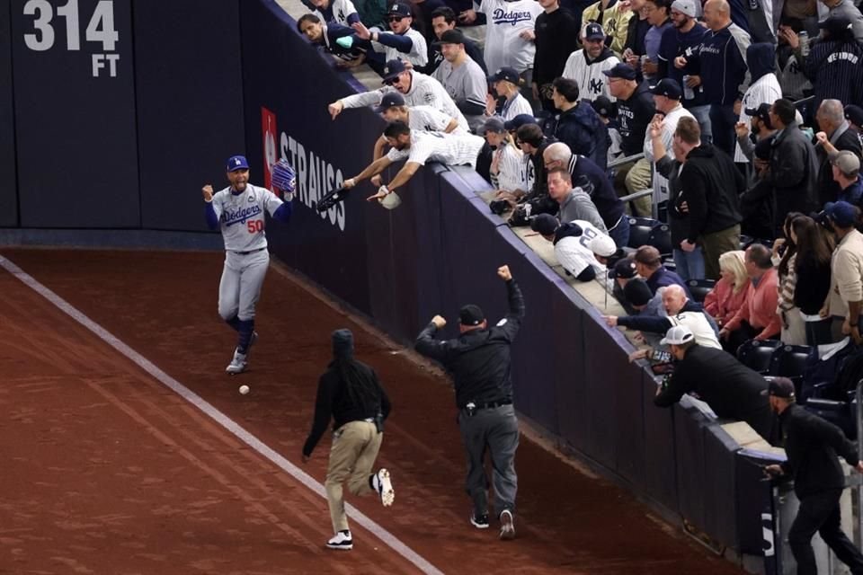 El ampáyer marcó out y por reglamento, el aficionado tendrá que abandonar el Yankee Stadium.