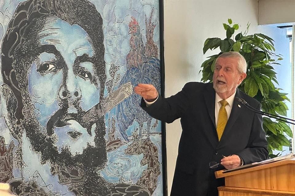 Marcos Rodríguez Costa, Embajador de Cuba en México, durante conferencia de prensa.