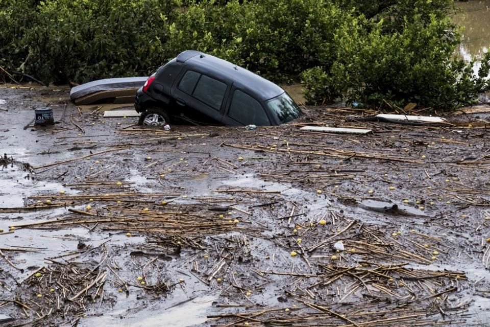 Autos sumergidos tras inundaciones provocadas por lluvias en Malaga, España, el 29 de octubre del 2024.