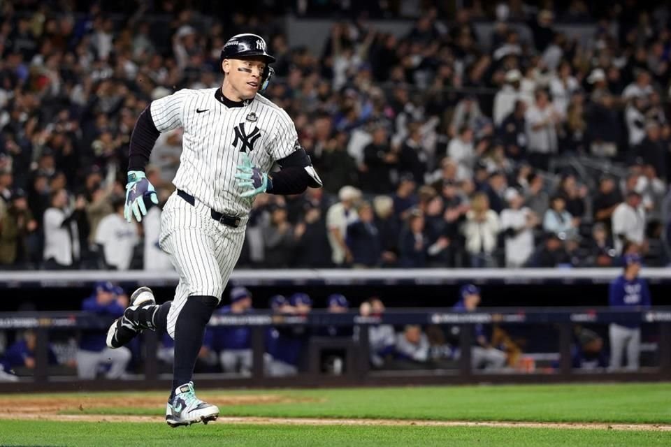 Aaron Judge, quien hasta ahora es la gran decepción en la Serie Mundial, rompió su sequía conectando un sencillo que remolcó bajo la lluvia la undécima carrera de Juan Soto.