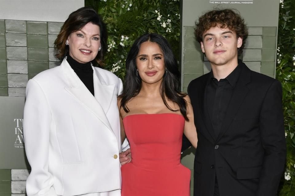 Hayek posó junto a la icónica modelo Linda Evangelista y su hijo, Augustin James.