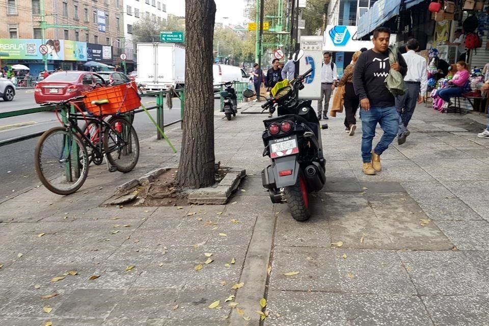 OCUPACIÓN. Motociclistas dejan sus vehículos en banquetas del Eje Central Lázaro Cárdenas, pese a que las autoridades tienen prohibido que usen calles destinadas a peatones.