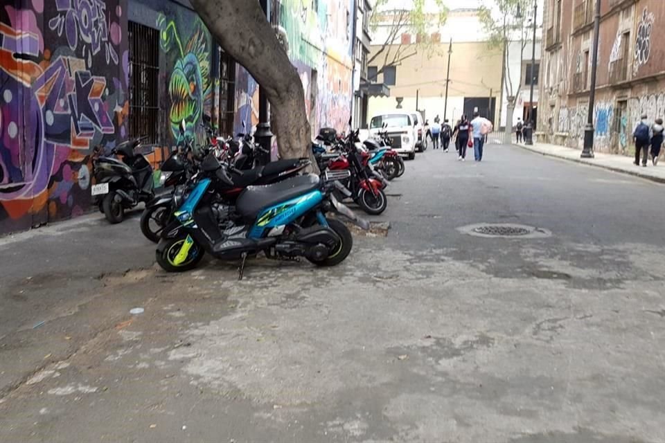 Motos son estacionadas entre puestos del Centro.