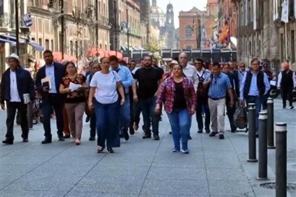 La comisión de la CNTE a su llegada a Palacio Nacional para la reunión con Sheinbaum.