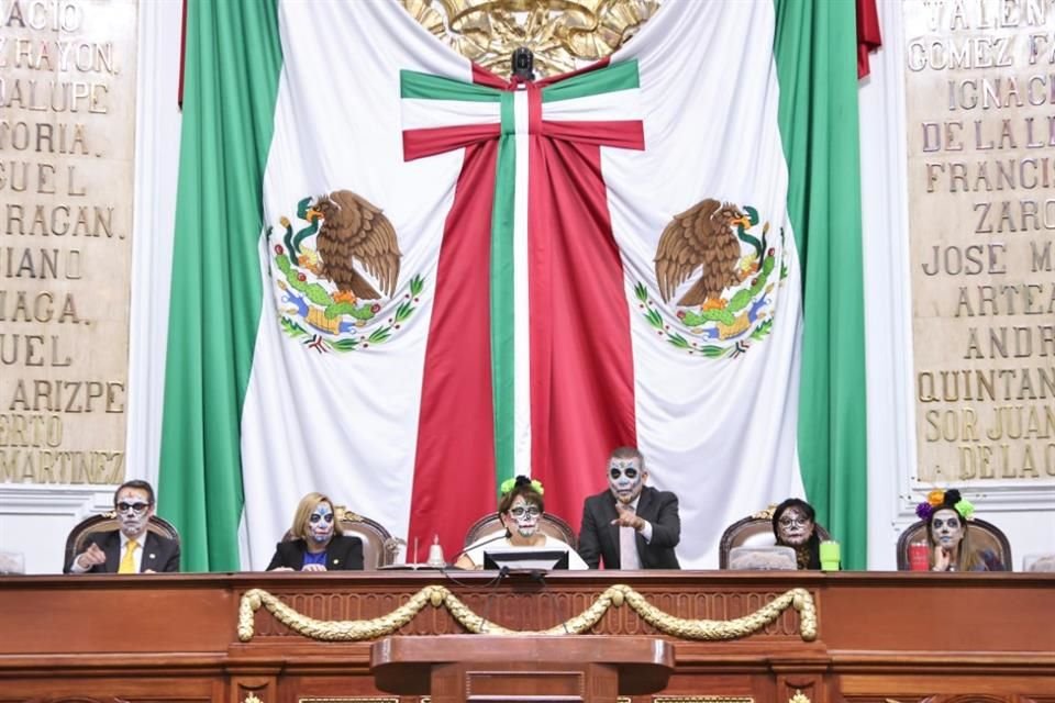 Los integrantes de la Mesa bajaron del estrado y salieron a colocarse maquillajes característicos de Día de Muertos.