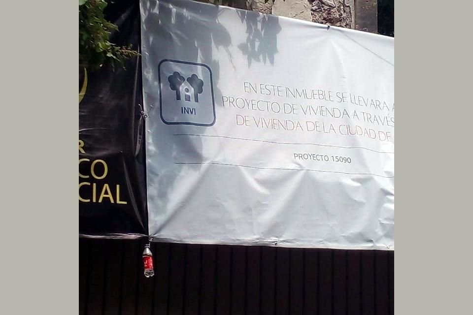 En menos de un mes se retiraron de su fachada lonas que anunciaban un supuesto proyecto del Instituto de Vivienda de la Ciudad de México, y que la dependencia tildó de falsas.