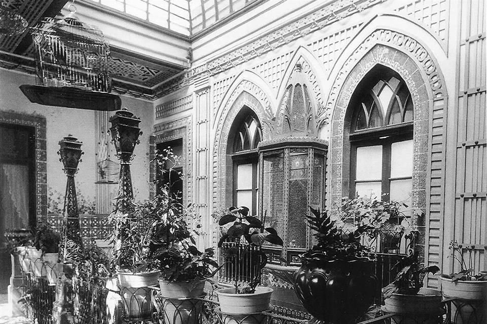 Interior de la Casa Requena, que adquirieron José Luis Requena y Ángela Legarreta, quienes la remodelaron junto con el pintor catalán Ramón Cantó al estilo afrancesado de la época.