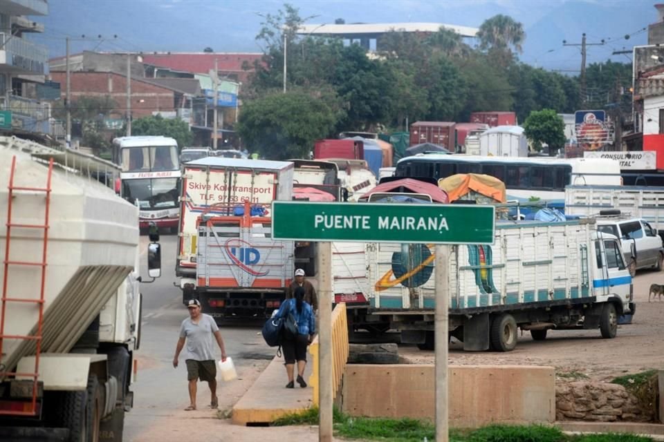 Una línea de vehículos esperan a pasar un bloqueo en Santa Cruz, Bolivia, el 30 de octubre del 2024.