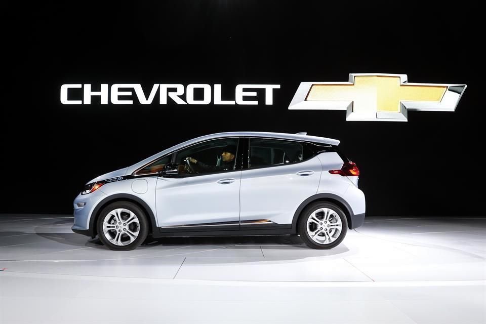 Los propietarios del vehículo eléctrico Bolt, que ya estaban limitando su uso para evitar el sobrecalentamiento de la batería y el riesgo de incendio, ahora también tendrán que seguir la guía de estacionado de la automotriz.