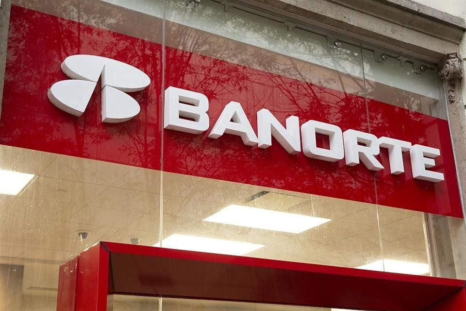 Las acciones de Banorte suben en torno al 4 por ciento.