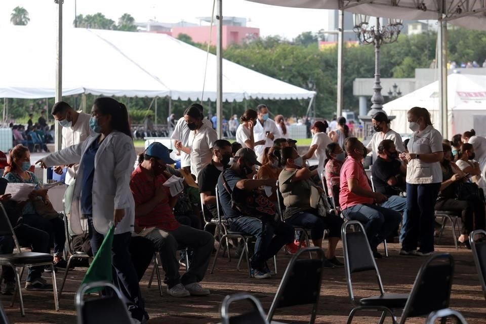 Aplican segunda dosis de la vacuna AstraZeneca a personas de 50 a 59 años en Monterrey.